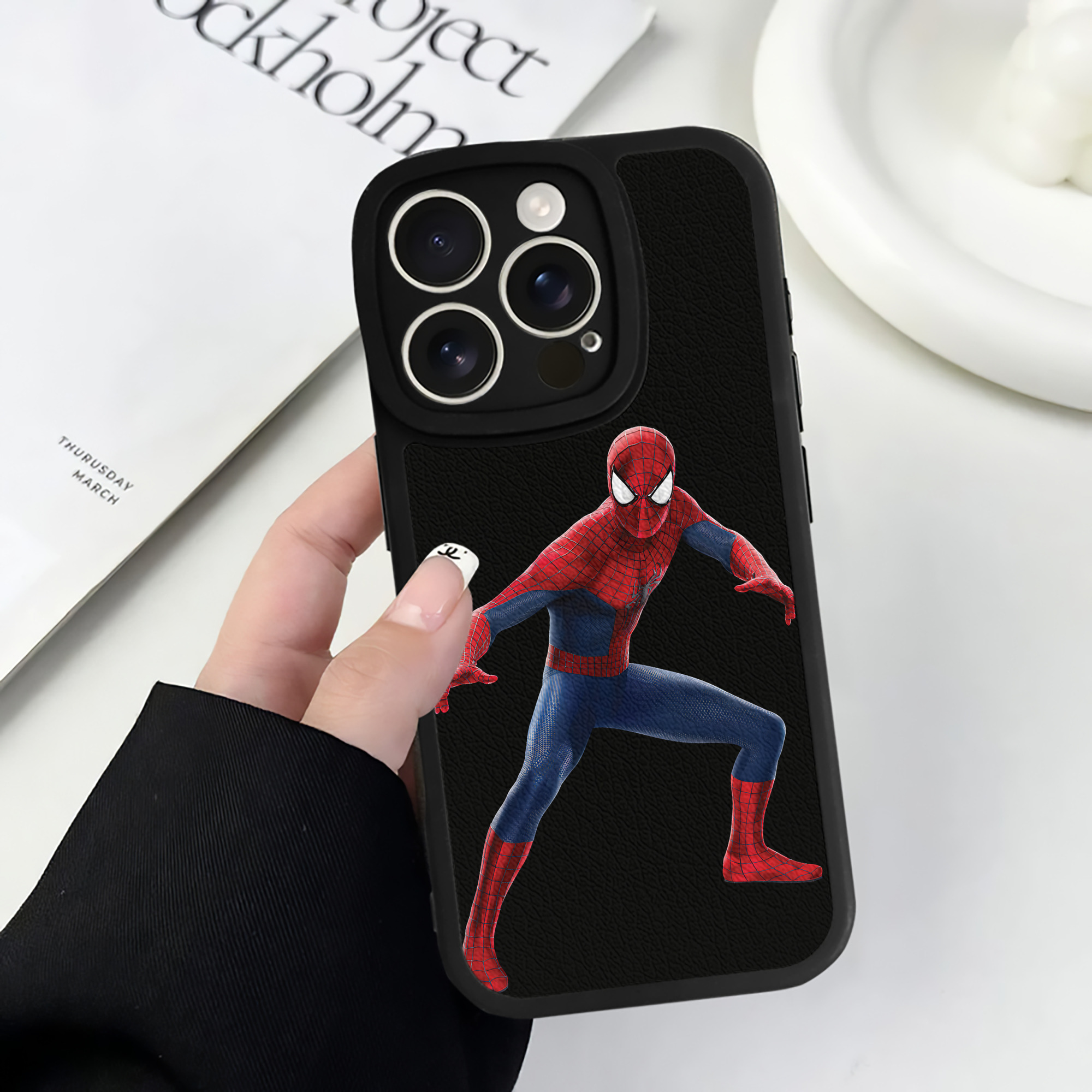 （画像用） Spider Man スパイダーマン 【iPhone 16シリーズ対応】シリコンスマホケース（レザー調） 材質：シリコン